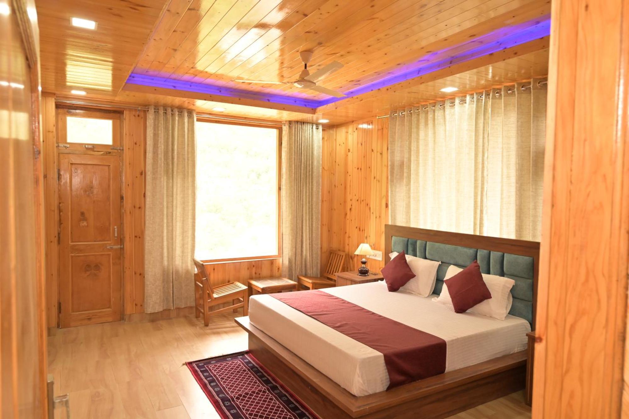 Hotel Royal Galaxy Tirthan Banjar ภายนอก รูปภาพ