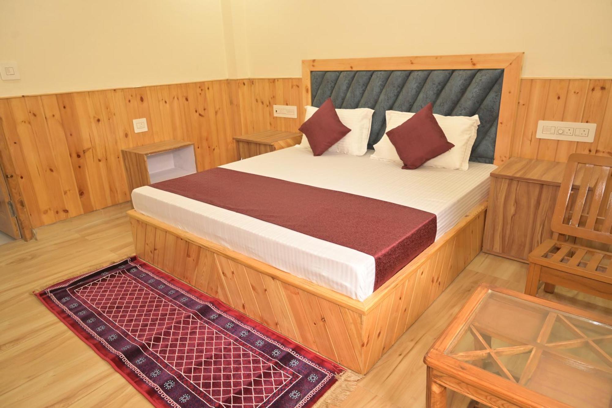 Hotel Royal Galaxy Tirthan Banjar ภายนอก รูปภาพ