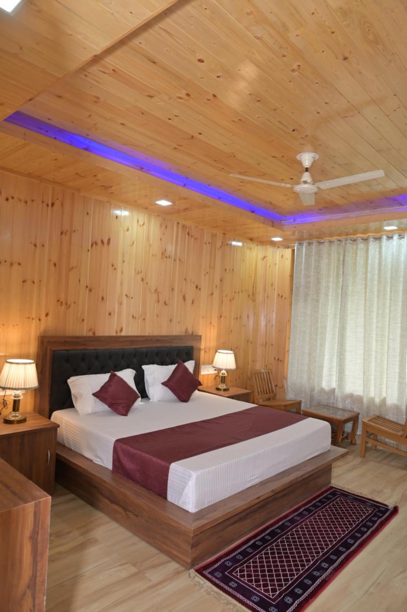 Hotel Royal Galaxy Tirthan Banjar ภายนอก รูปภาพ