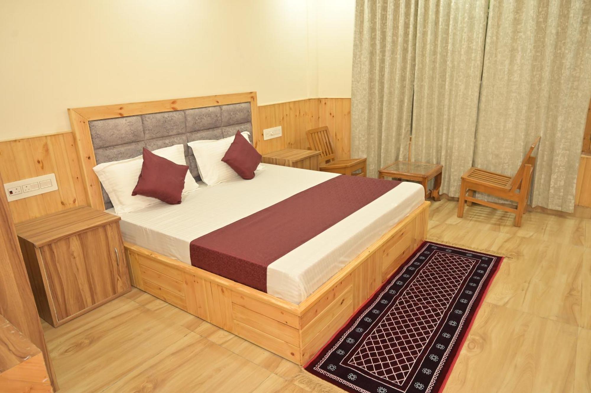 Hotel Royal Galaxy Tirthan Banjar ภายนอก รูปภาพ