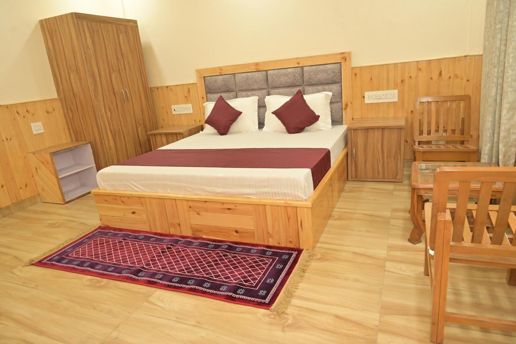 Hotel Royal Galaxy Tirthan Banjar ภายนอก รูปภาพ