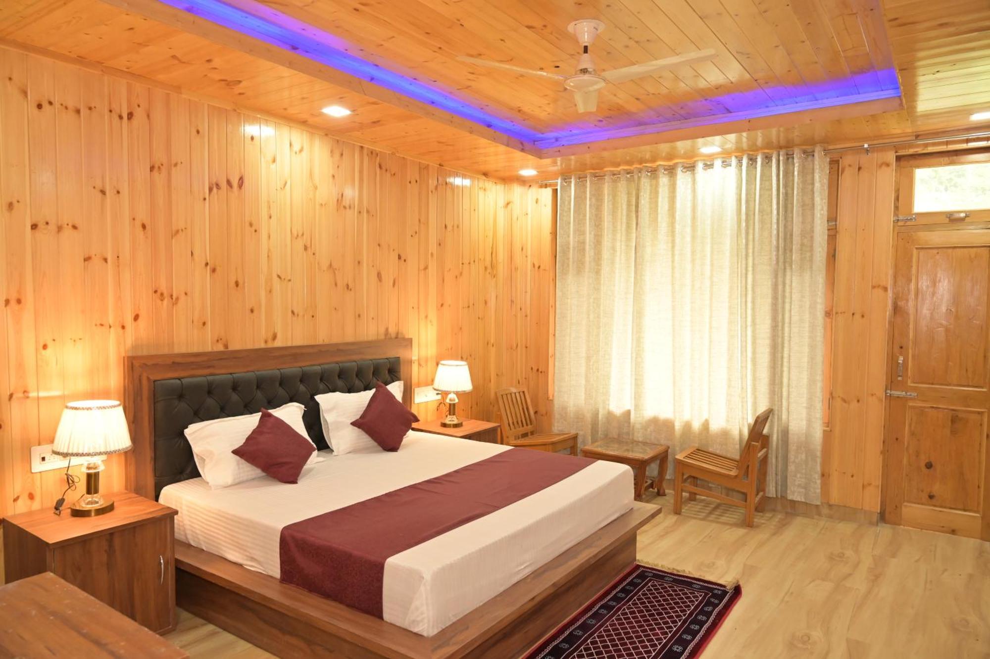 Hotel Royal Galaxy Tirthan Banjar ภายนอก รูปภาพ