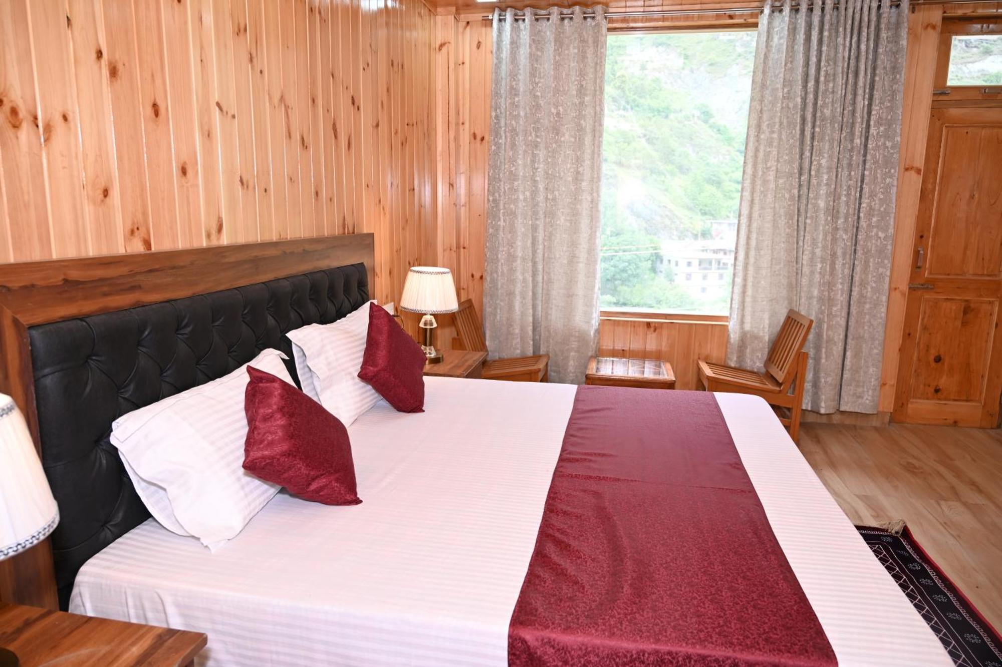 Hotel Royal Galaxy Tirthan Banjar ภายนอก รูปภาพ