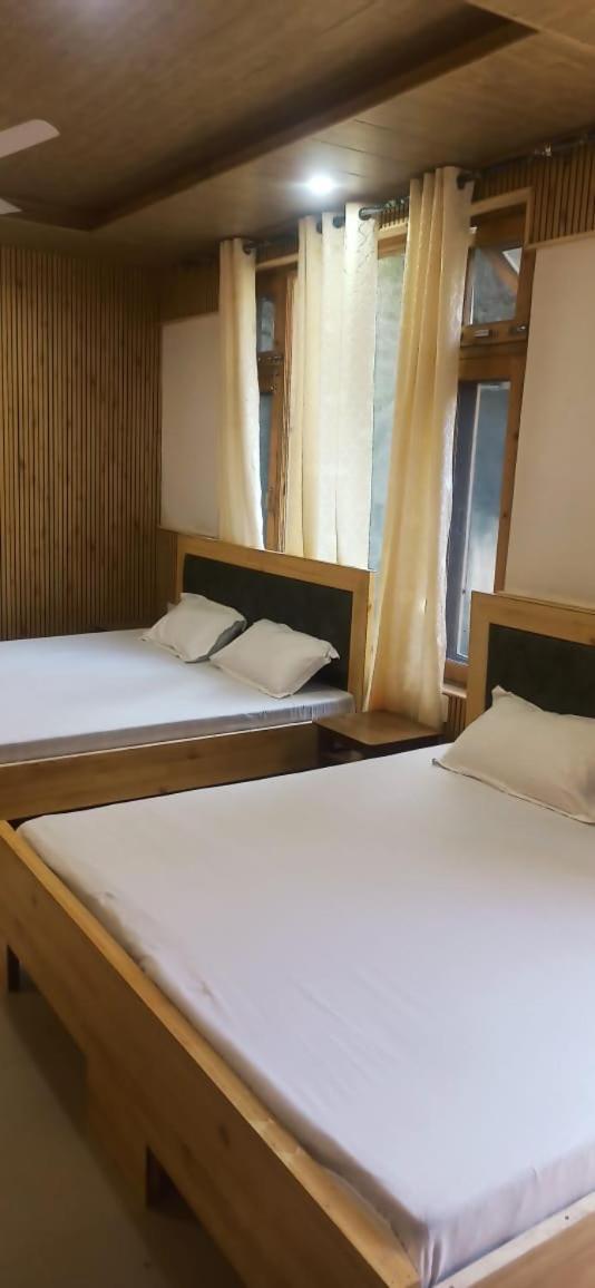 Hotel Royal Galaxy Tirthan Banjar ภายนอก รูปภาพ
